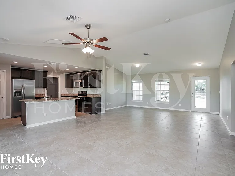 1139 SW 29th St — Photo 2