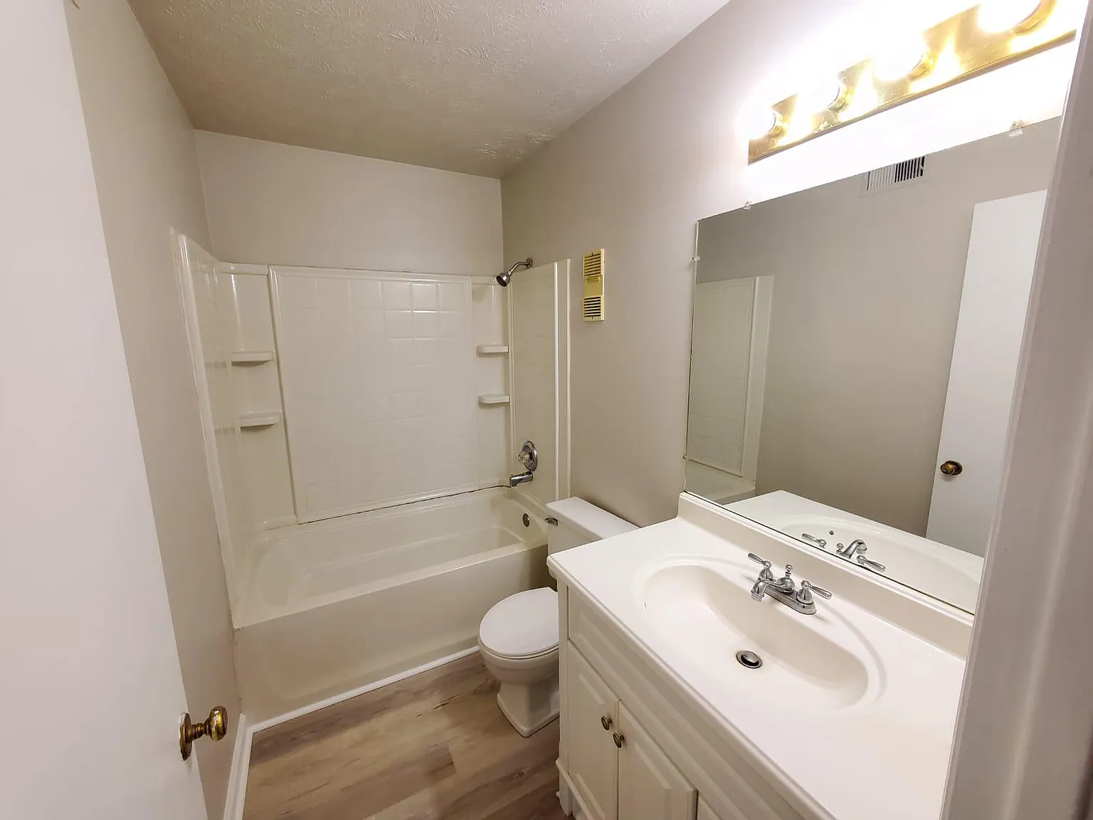 2 bed, 1.5 bath, 1007 sqft, $1,150 — Photo 2