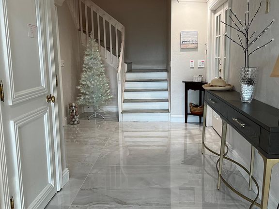 4th image of 376 Leatherfern Ln