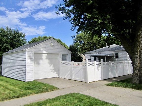 Oversized 1 Car Garage
