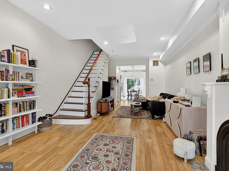 2053 E Sergeant St — Photo 1