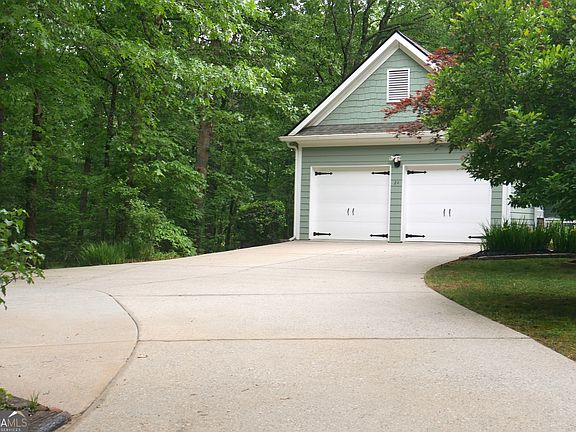 5th image of 24 Lake Laurel Dr
