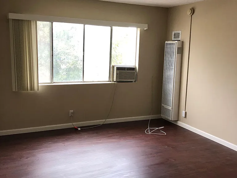 11446 Califa St #3 — Photo 10