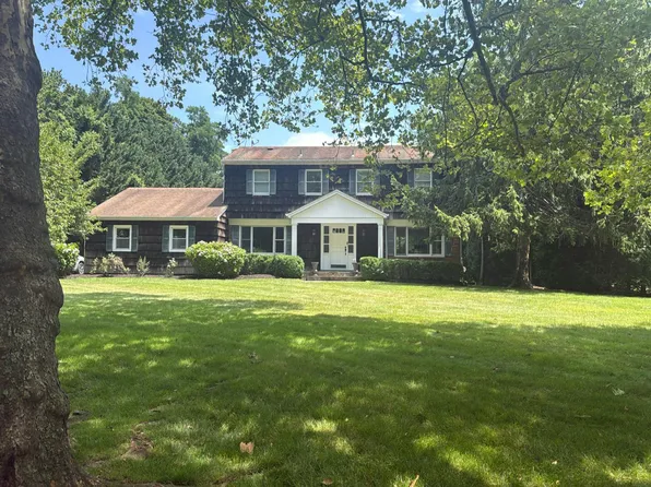 136 Darrow Ln, Greenlawn, NY 11740