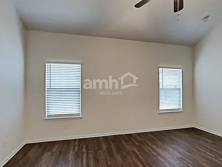 1038 Lauren St — Photo 13