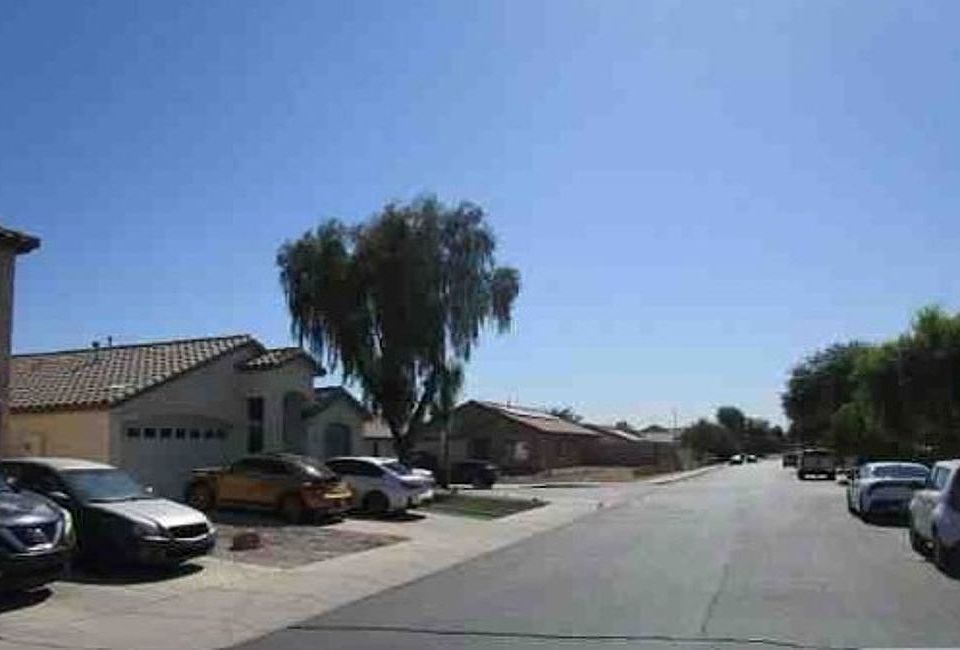 Exterior Neighborhood (street photo)
