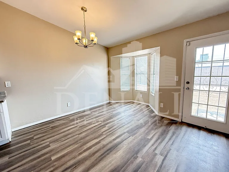 10921 W Sells Dr — Photo 7