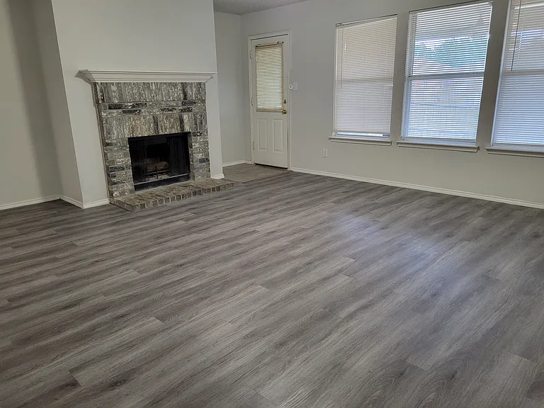 2450 Meadowgate Ln — Photo 1