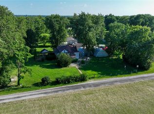 108 E 14th St, New Douglas, IL 62088