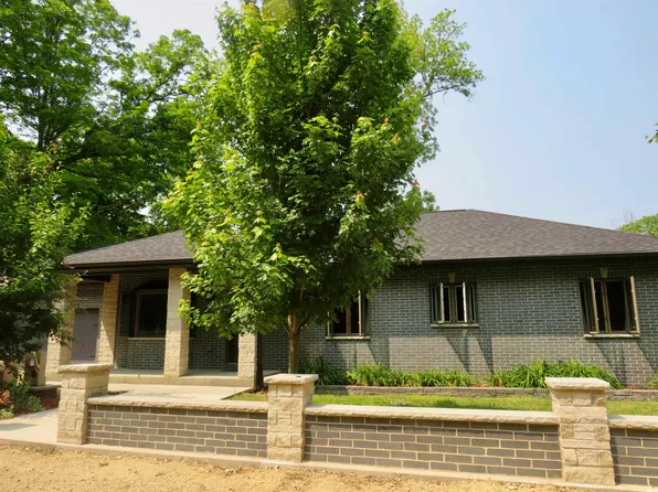 7498 Chestnut Dr, Galena, IL 61036