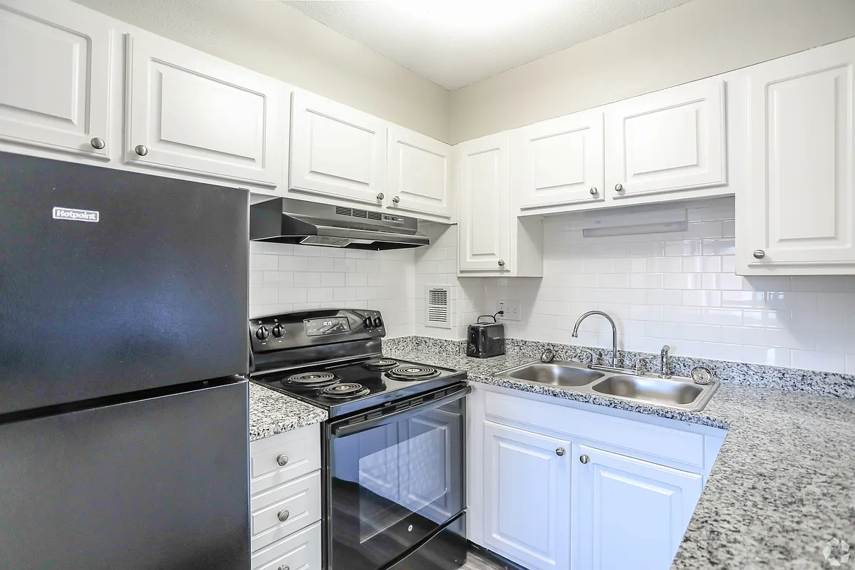 Building Photo - 18 Lakeview Gdns #804