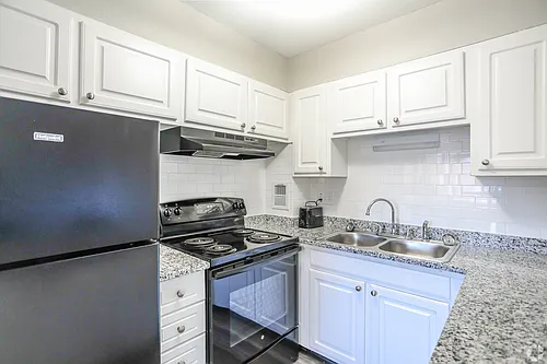 24 Lakeview Gdns #205 Photo 1