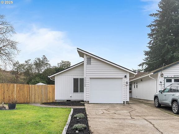 3rd image of 3005 NE 103rd Loop Unit B