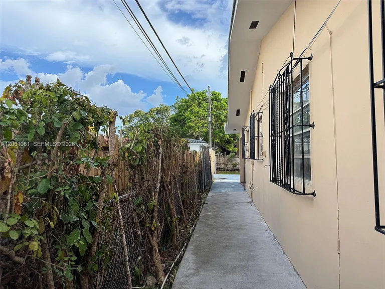 2524 SW 6th St — Photo 32