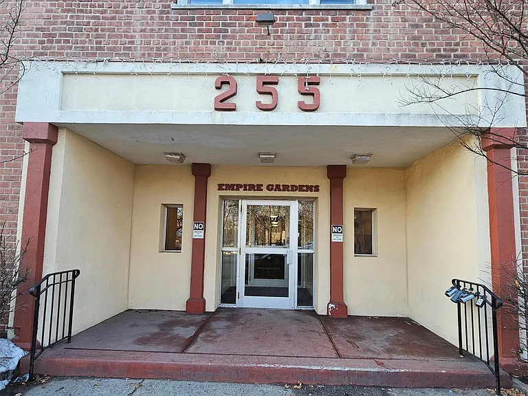255 Bronx River Rd #4R — Photo 2