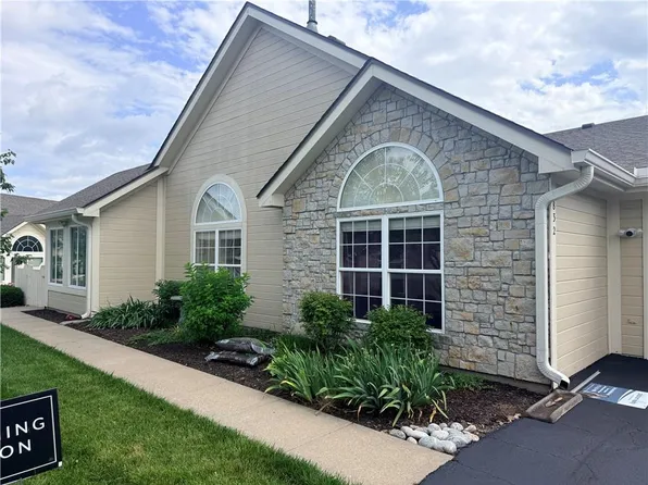 832 NE Devon Dr, Lees Summit, MO 64064