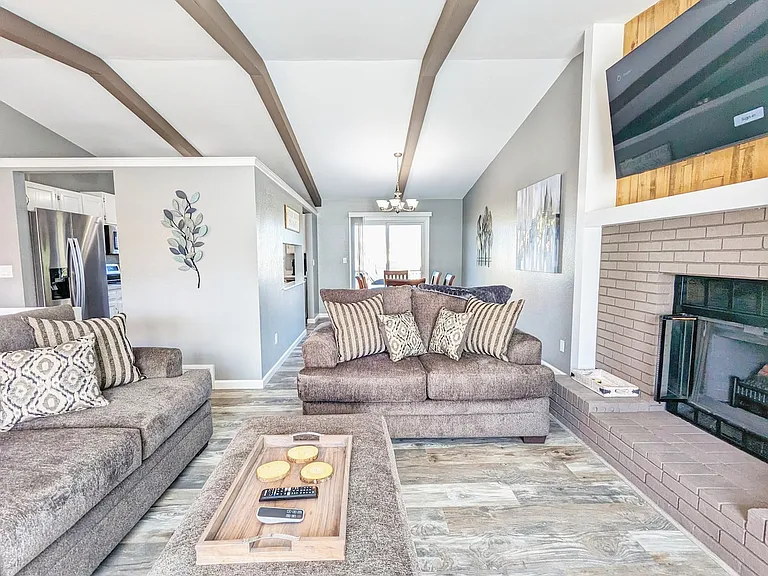 3330 Mirage Dr — Photo 2
