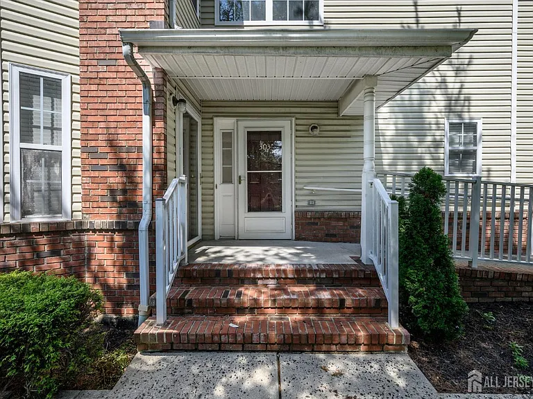 303 Pinelli Dr — Photo 2