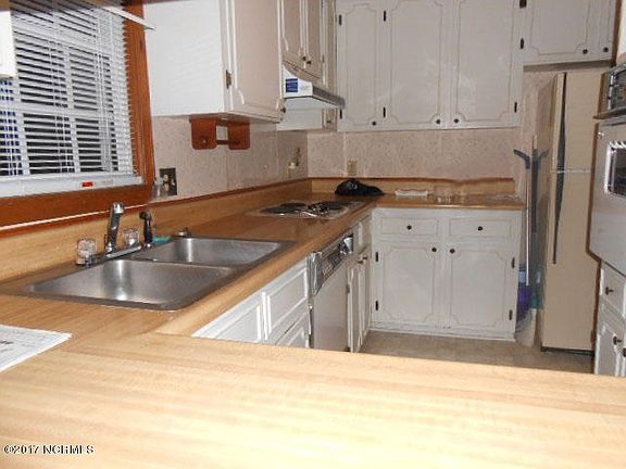 Kitchen with Breakfast Bar