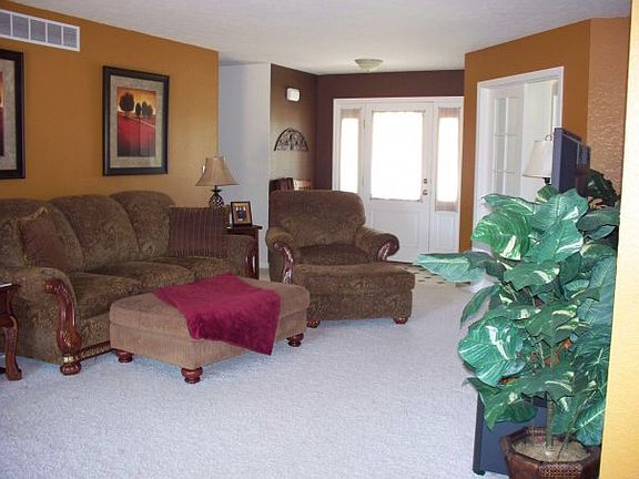 3rd image of 1135 N Taylor Dr