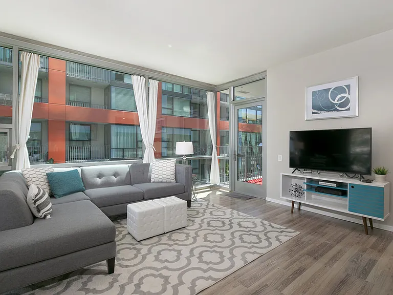 321 10th Ave #301 — Photo 3