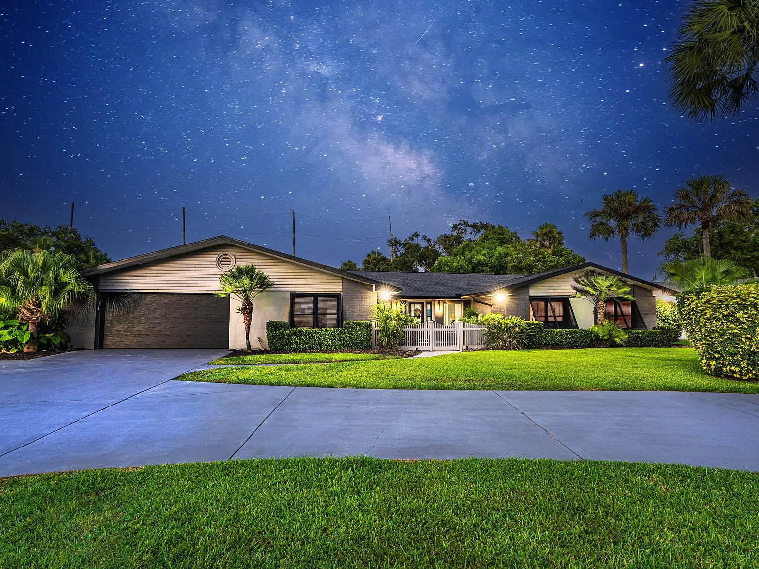709 Fairway Dr — Photo 2
