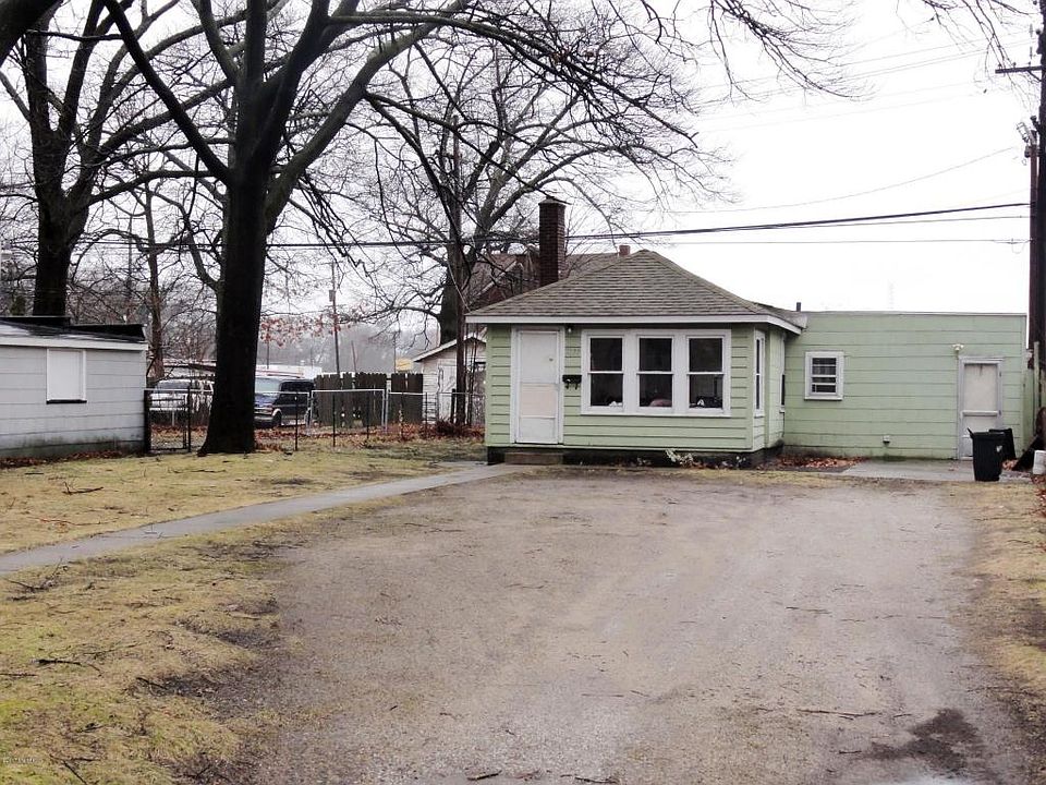 2nd image of 2733 8th St
