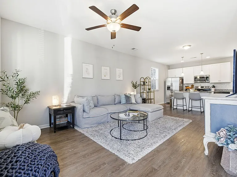 3557 Bristol Ln — Photo 3