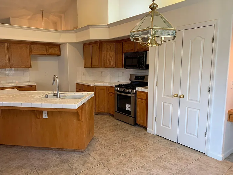 2832 E Cromwell Ave — Photo 10