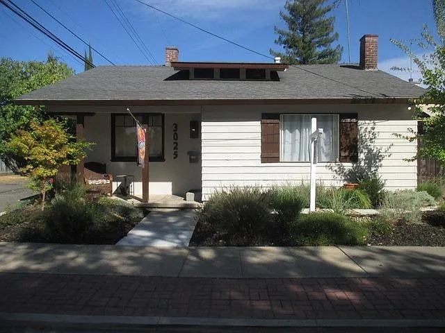 3025 27th St photo 1