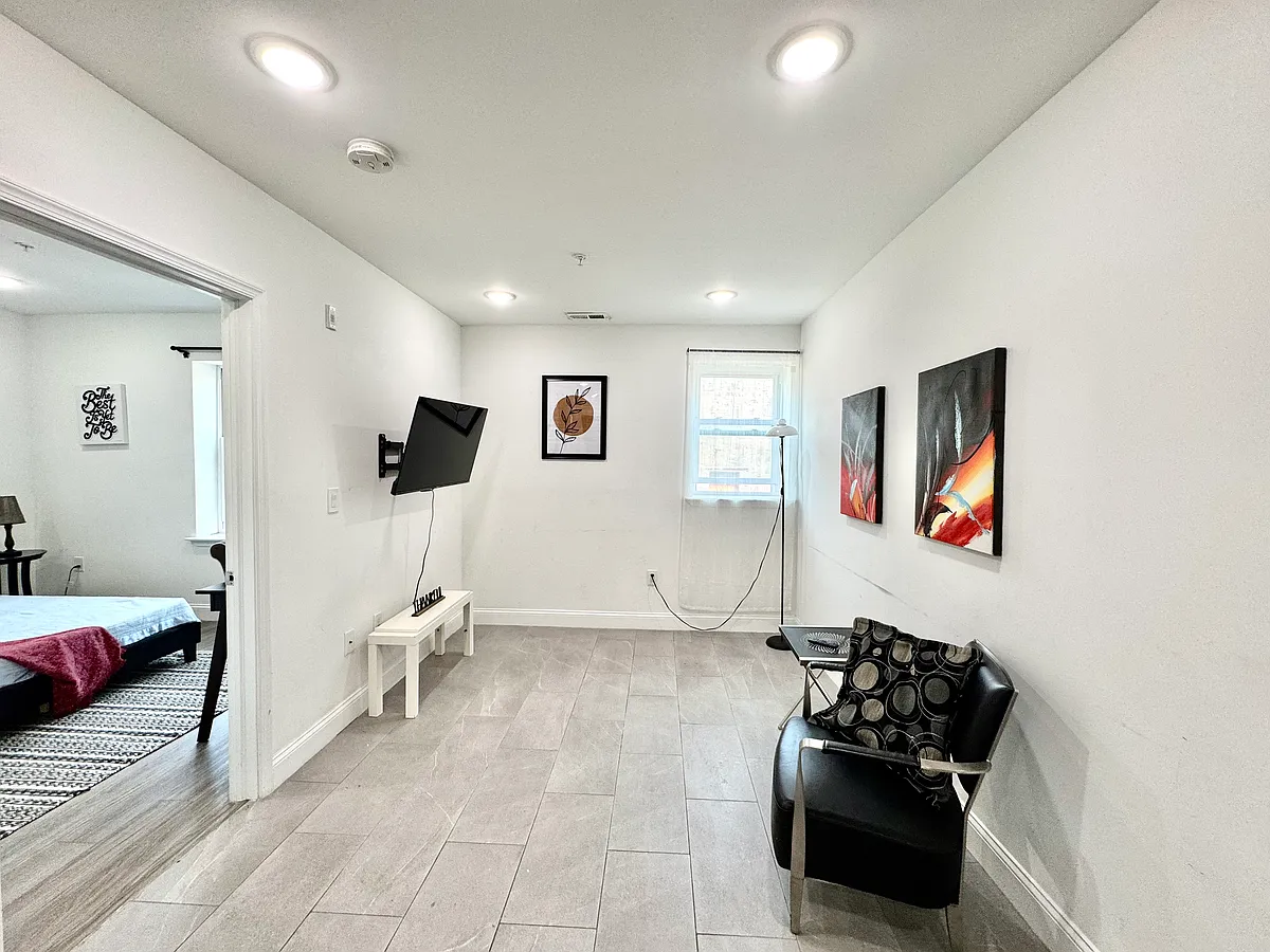 Building Photo - 925 N Broad St #4F