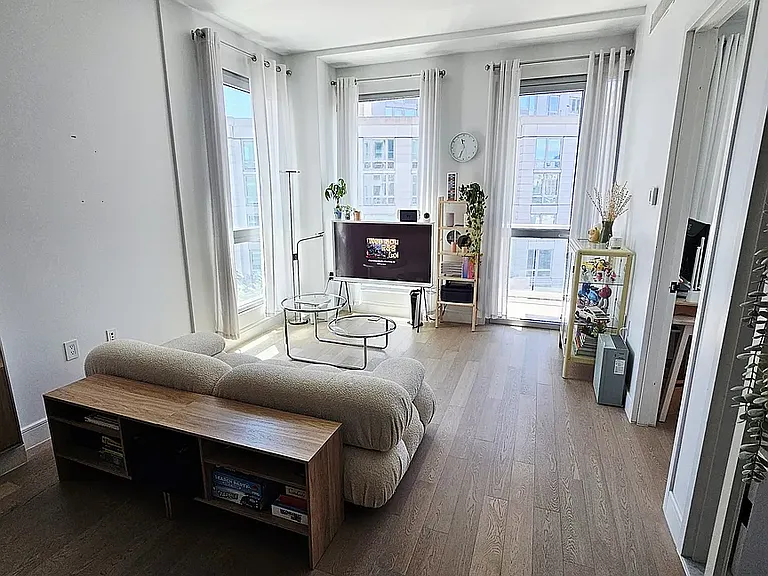 2243 Jackson Ave #4H — Photo 1