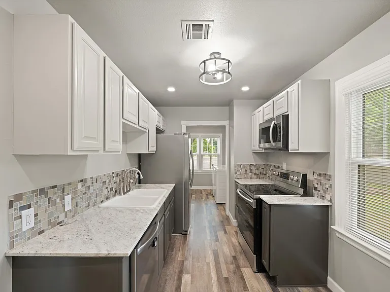403 N Baumann Ave — Photo 8