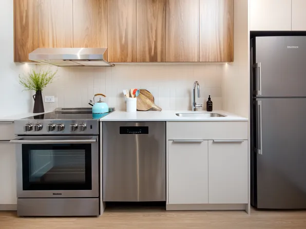 30-77 Vernon Boulevard image 3 of 26