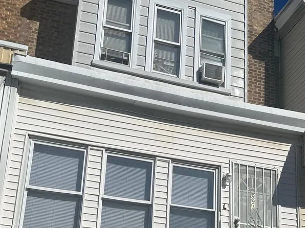 991 Carver St, Philadelphia, PA 19124