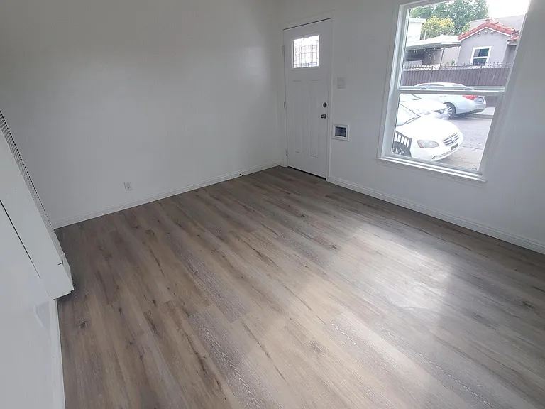 5668 N Elm Ave — Photo 4