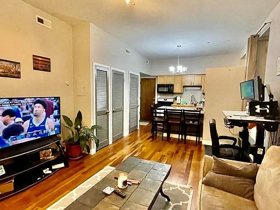 4th image of 1368 W Evergreen Ave APT 3M