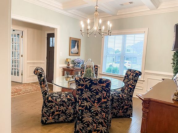 3rd image of 110 Elizabeth Ln