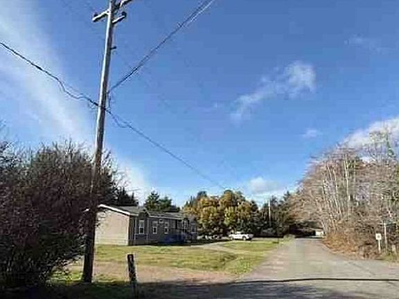 Exterior Neighborhood (street photo)