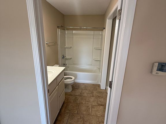 5th image of 476 Pershing Dr Unit 2A