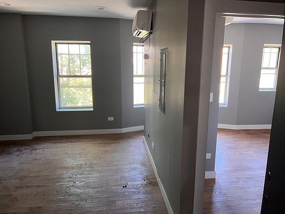 3rd image of 4404 S Drexel Blvd #205