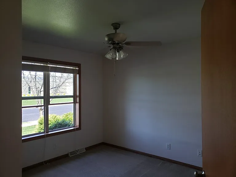 105 E School Rd — Photo 4