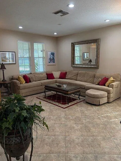 3 bed, 2.5 bath, 1610 sqft, $8,000 — Photo 3
