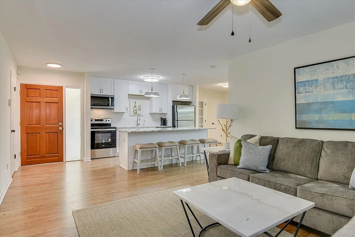 4 bed, 2.0 bath, 1659 sqft, $2,495 — Photo 2