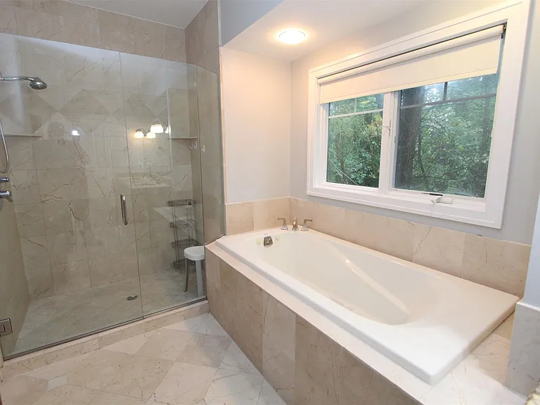 1090 Oakwood Dr — Photo 16