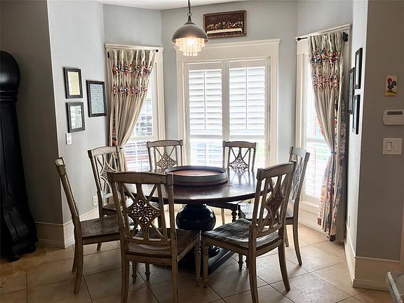 5th image of 1006 Live Oak Ln