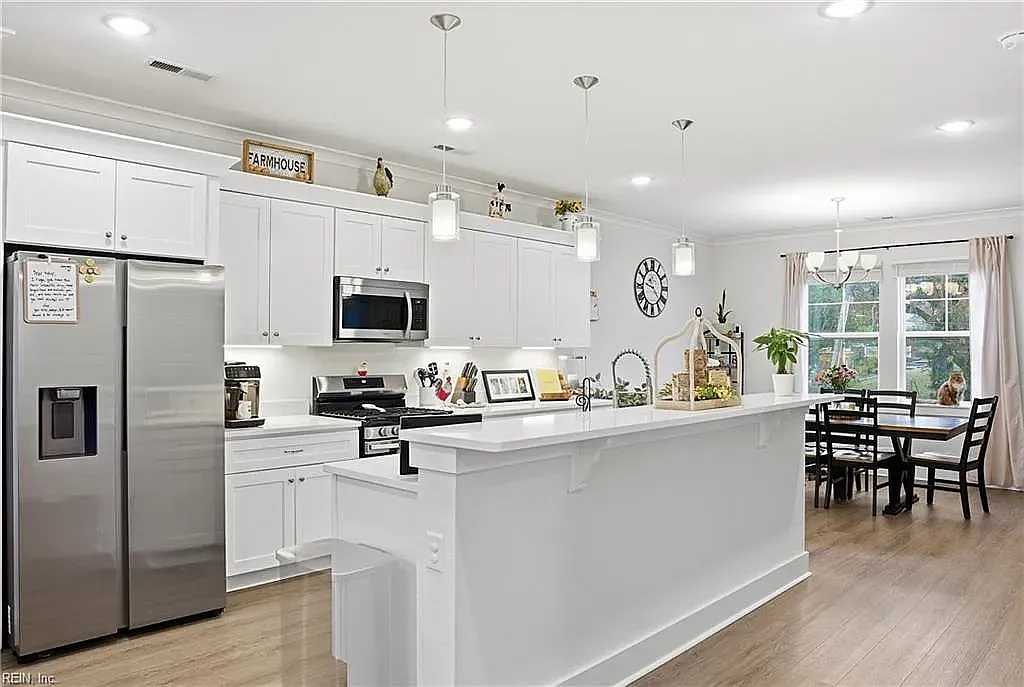 3 bed, 2300 sqft, $3,690 — Photo 3