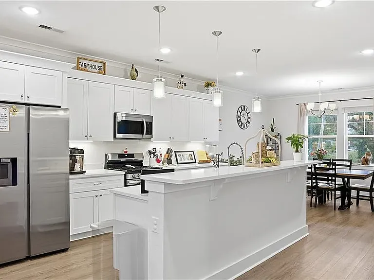2917 Pretty Lake Ave — Photo 3