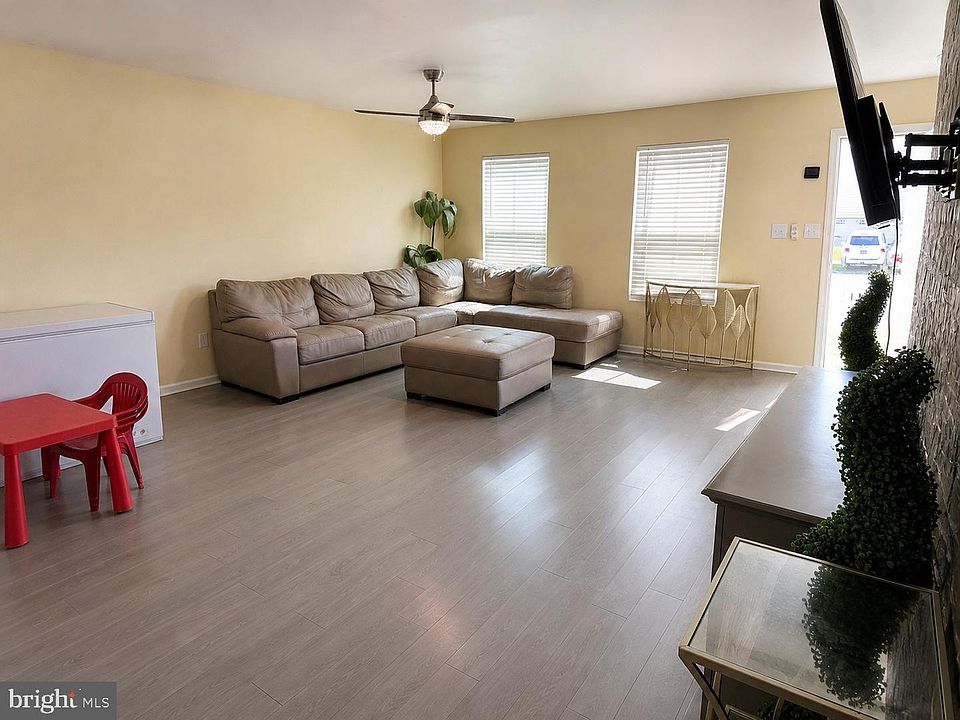 2nd image of 409 Nob Hill Rd
