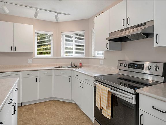 3rd image of 396 Harrogate Rd #32